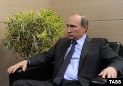 Владимир Путин дает интервью швейцарским журналистам. Санкт-Петербург, 28 июля 2015 года