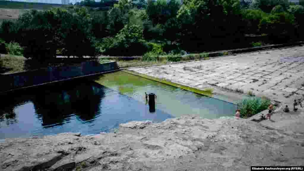 Сімферопольське водосховище було побудоване на річці Салгир у 1956 році. Спочатку воно призначалося для зрошення сільськогосподарських угідь Сімферопольського району, але через збільшення споживання води більша її частина пішла на водопостачання міста