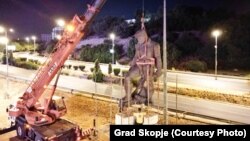 Повторно поставен споменикот на Ќосето во Скопје.