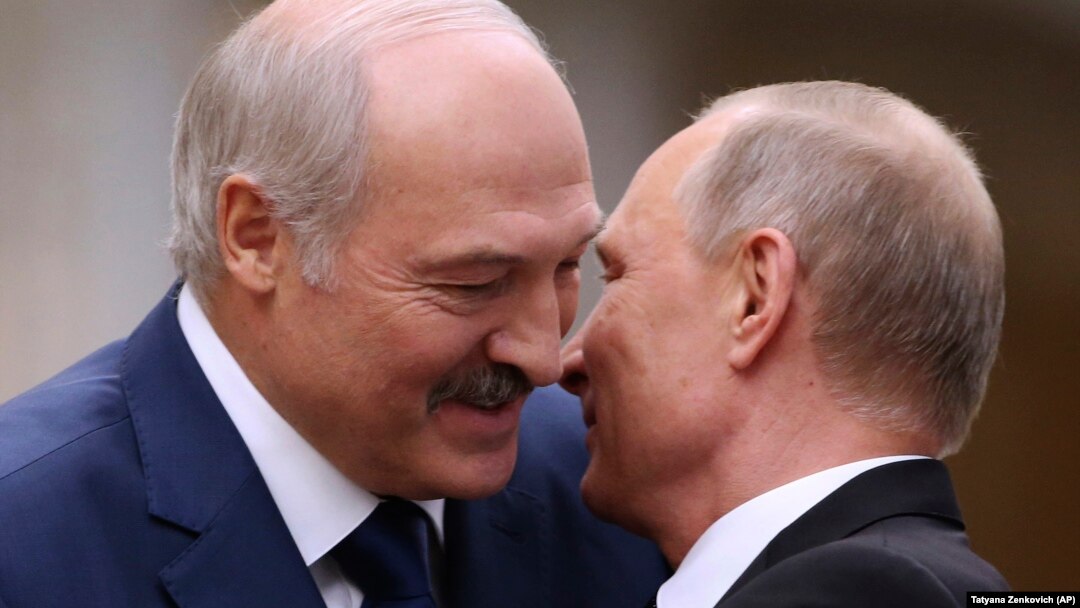 Александр Лукашенко с Владимиром Путиным во время саммита Организации договора о коллективной безопасности (ОДКБ) в Минске 30 ноября 2017 года