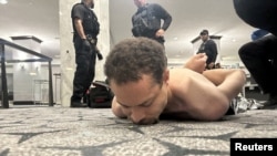 Forțele de ordine l-au reținut pe Cole Tomas Allen, suspect în cazul incidentului armat de la cina Asociației Corespondenților de la Casa Albă, în Washington.