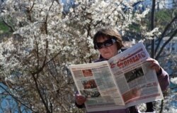 Жінка читає газету "Севастопольська правда", 26 березня 2019