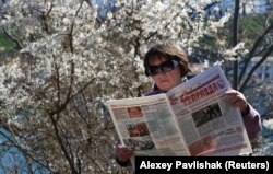 Жінка читає газету "Севастопольська правда", 26 березня 2019