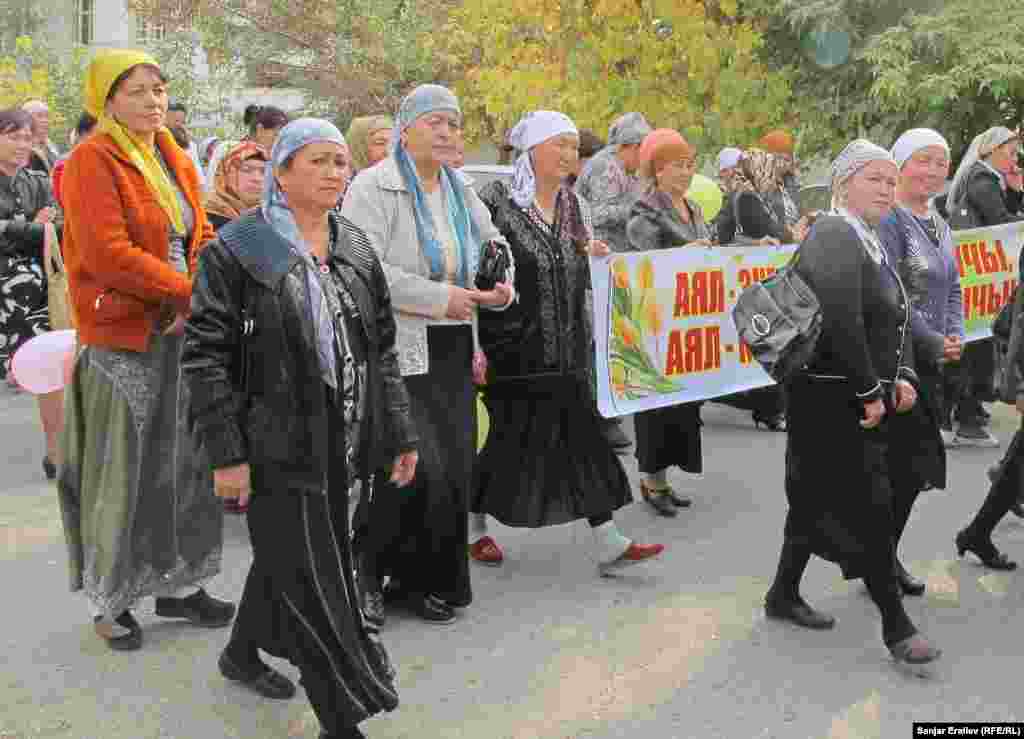  Акция учурунда айымдар “Колхозчу аялдын маршы” аттуу ырды аткарышты.