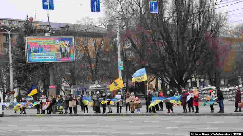 Рідні і близькі полонених військових під час автопробігу в Запоріжжі, 28 грудня 2024 року