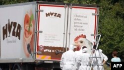  اجساد پناهجویان در یک کامیون که در یکی از بزرگراه‌های اتریش، در نزدیکی شهر پاندورف، پارک شده بود، ‌ پیدا شده است.
