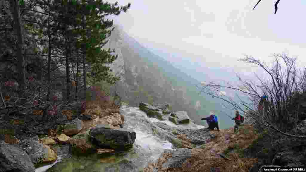 Тут річка Учан-Су перетворюється на однойменний водоспад