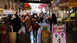 Тегерандағы базарлардың біріндегі адамдар. Иран, 6 шілде 2020 жыл.