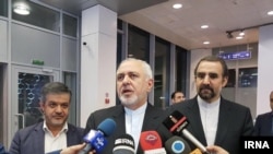 جواد ظریف وزیر خارجه ایران حین صحبت با خبرنگاران