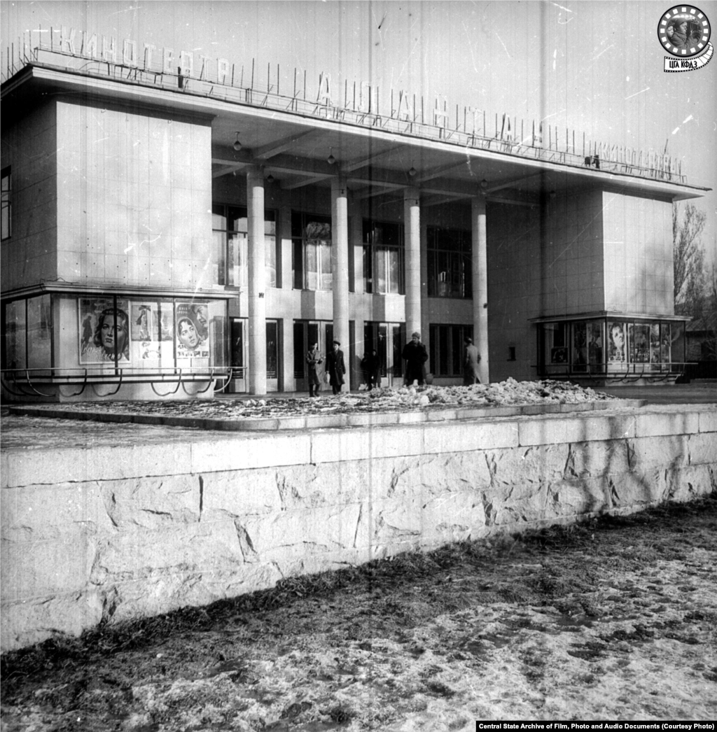 1960 жылдардағы "Алатау" кинотеатры (сол жақта). 780 орындық кинотеатр 1960 жылы салынды. 1980 жылдың өзінде 890 мың көрермен келген. Совет одағы құлаған соң иесі бірнеше рет ауысты. 2015 жылы белсенділер мен қала тұрғындарының қарсылығына қарамастан кинотеатрды сүріп, орнына McDonald’s (оң жақта) фаст-фуд желісі ресторанын салды. Қазақстандағы McDonald’s желісінің иесі – бизнесмен Қайрат Боранбаев. Ол – Қазақстанның бұрынғы президенті Нұрсұлтан Назарбаевтың (президенттіктен кетсе де билікке әлі ықпал етіп отыр) үлкен қызы Дариға Назарбаеваның құдасы.