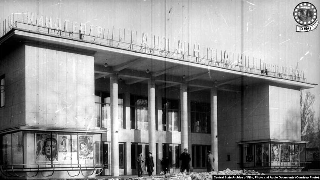 Кинотеатр &laquo;Алатау&raquo; в 1960 году (слева). Кинотеатр на 780 мест появился в 1960 году, его соорудили по типовому проекту. В нем проводились показы фильмов, встречи с видными деятелями кино и театра. За один только 1980 год его посетили 890 900 зрителей. После развала СССР сменилось несколько собственников здания. В октябре 2015 года кинотеатр был полностью снесён, на его месте, вопреки протестам активной части горожан, был построен ресторан McDonald&rsquo;s (справа). Владелец казахстанского McDonald's &mdash; бизнесмен Кайрат Боранбаев, сват Дариги Назарбаевой, старшей дочери бывшего президента Казахстана Нурсултана Назарбаева, который, несмотря на отставку в 2019 году, сохранил широкие полномочия. 