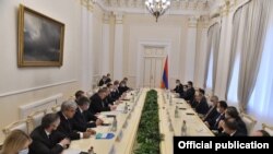 تصویری از نشست نیکول پاشینیان، نخست وزیر ارمنستان با مقامات عالی روسیه در ایروان