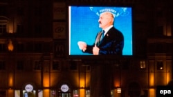 На экране выява таго як Аляксандар Лукашэнка галасуе на ўчастку ў Менску падчас прэзыдэнцкіх выбараў 11 кастрычніка 2015