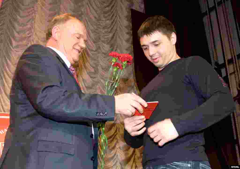 Вождь вручает партийные билеты "юной смене"