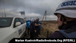 Продолжается собрание из нескольких десятков человек перед гостиницей, в которой проживают члены миссии в Донецке