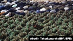 عکسی از حضور پرسنل نظامی در یک نماز جمعه، تهران ۱۳۹۸