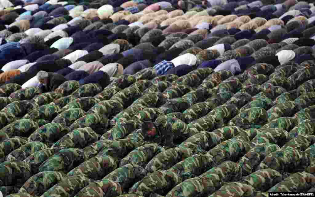 Members of Iran's army and Islamic Revolutionary Guards Corps pray during a weekly Friday Prayers ceremony in Tehran on April 12. (epa-EFE/Abedin Taherkenareh)