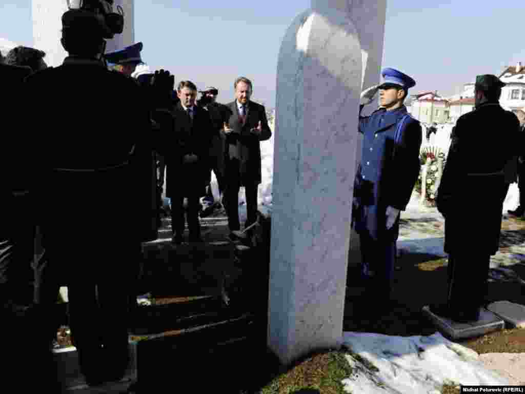 Polaganje cvijeća na mezar prvog predsjednika BiH Alije Izetbegović, Sarajevo, 01. mart 2012.
