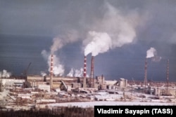 The Baikal pulp and paper mill in 1996.