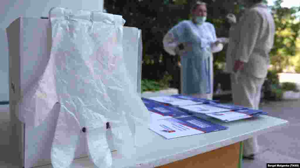 В Бахчисарае на одном из избирательных участков предлагали одноразовые перчатки