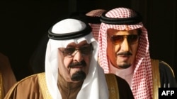Saudijski kralj Abdulah, (L), koji je preminuo u noći sa četvrtka na petak i njegov brat Salman (D), koji ga je naslijedio, na snimku iz 2007. godine.