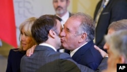 Bayrou și familia Macron într-o imagine de arhivă din noiembrie 2022.