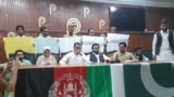 افغان محصلین پېښور پرېس کلب کې خبري غونډه لري - د اګست ۱۹مې انځور 