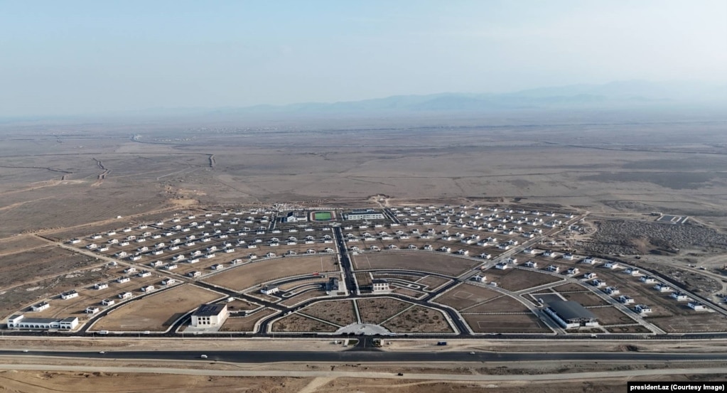 Një tjetër fshat i sapondërtuar në rrethin e Agdamit, i fotografuar në mars të vitit 2025.