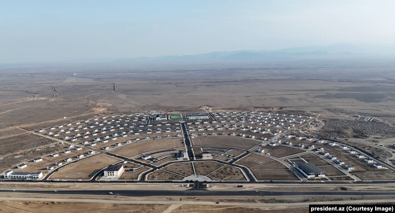 Një tjetër fshat i sapondërtuar në rrethin e Agdamit, i fotografuar në mars të vitit 2025.