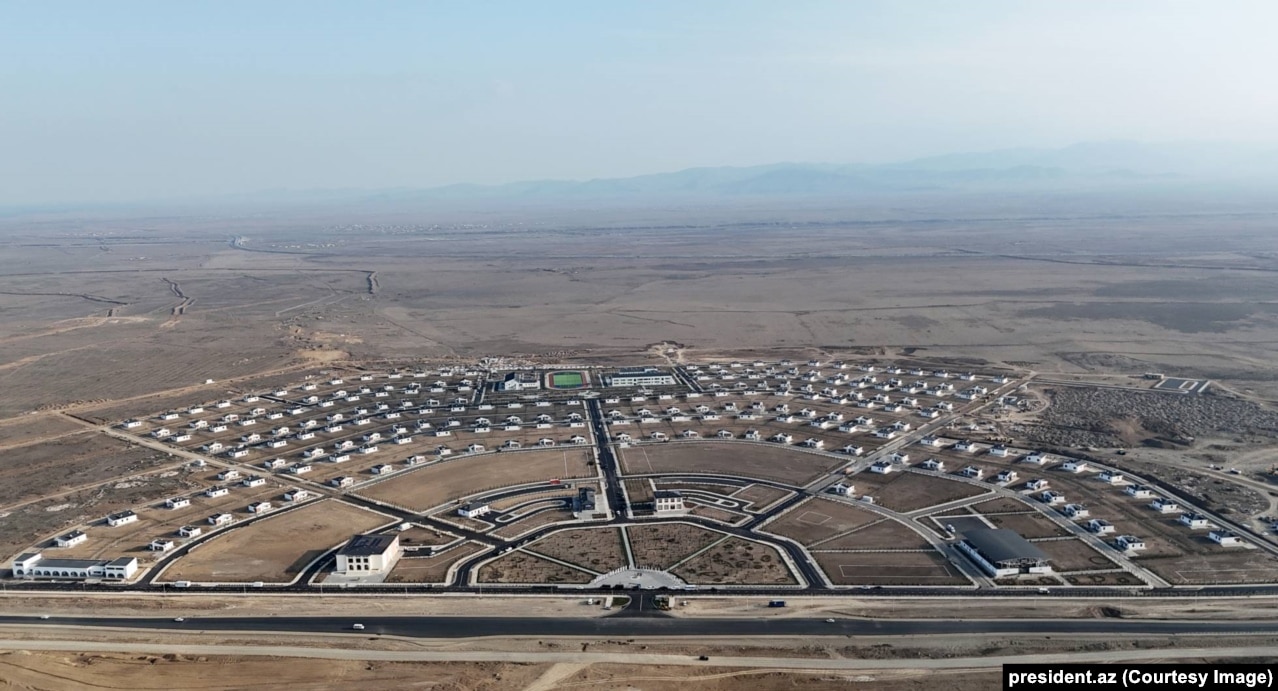Një tjetër fshat i sapondërtuar në rrethin e Agdamit, i fotografuar në mars të vitit 2025.