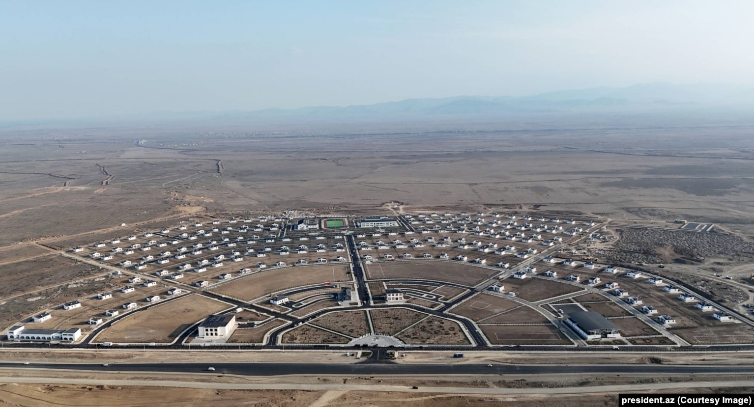 Një tjetër fshat i sapondërtuar në rrethin e Agdamit, i fotografuar në mars të vitit 2025.
