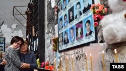 Women mourn during a ceremony commemorating the people who died during the 2004 Beslan hostage crisis in Beslan on September 1, 2016.