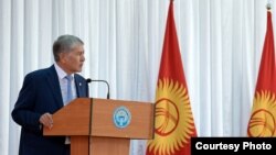 )ыр5ызстан президенті Алмазбек Атамбаев. 