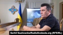 Напередодні секретар РНБО Олексій Данілов повідомив, що в попередніх рішеннях із приводу «злодіїв у законі» «були свідомі чи несвідомі помилки щодо 108 осіб, які вже виправили»