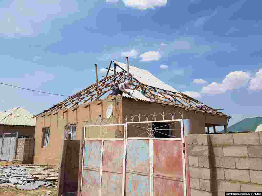 Так после взрывов выглядит дом, расположенный на расстоянии около километра от военного хранилища. Жители пытаются восстановить крышу.