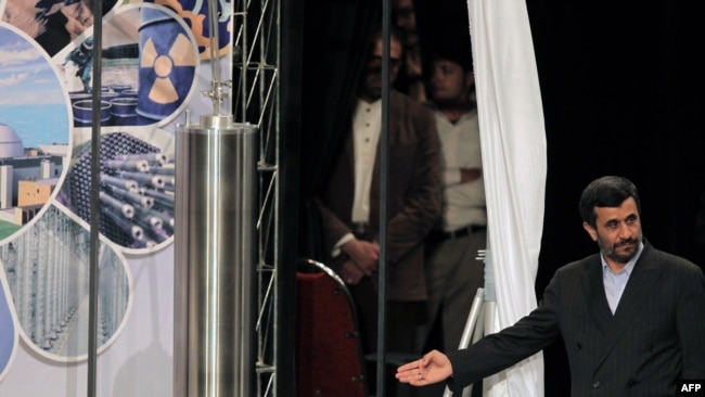 Presidenti iranian Mahmoud Ahmadinejad zbulon gjeneratën e tretë të centrifugave të gazit në vitin 2010.