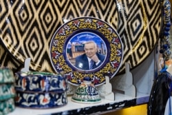Тарелка с изображением Ислама Каримова в сувенирном магазине. Самарканд, Узбекистан, 29 ноября 2019 года.