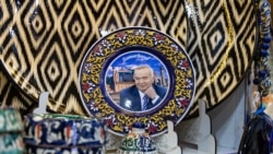 بشقابی با تصویر اسلام کریموف در یک مغازه هدیه‌فروشی سمرقند