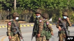 Мьянма астанасы Нейпьидоны бақылап тұрған әскерилер. 1 ақпан 2021 жыл