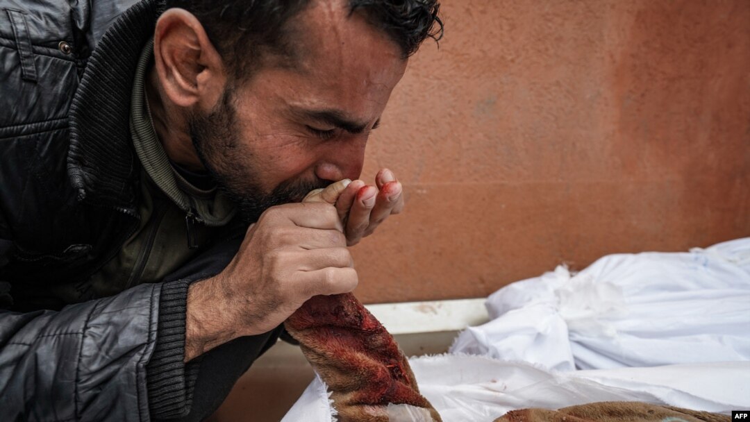 Un bărbat palestinian își plânge copilul ucis într-un bombardament israelian la spitalul Nasser din Khan Younis, 28 decembrie.
