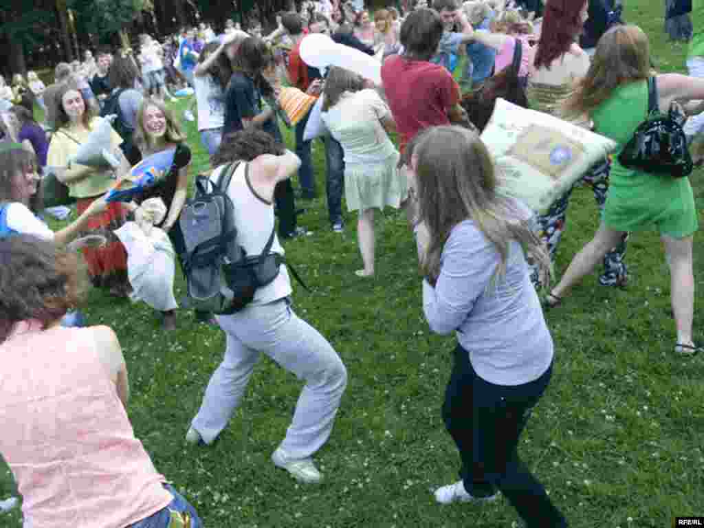 Belarus - Pillow fights. Minsk 15jul2009 - Баі падушкамі