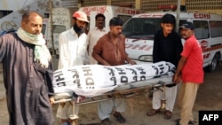 Պակիստան - Կախաղան հանված Սաբիր Բալուչի մարմինը հանձնում են նրա հարազատներին, Հայդերաբադ, 28-ը մայիսի, 2015թ․