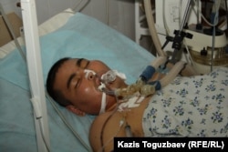 Раненый участник беспорядков в реанимационном отделении больницы города Жанаозен, 18 декабря 2011 года.