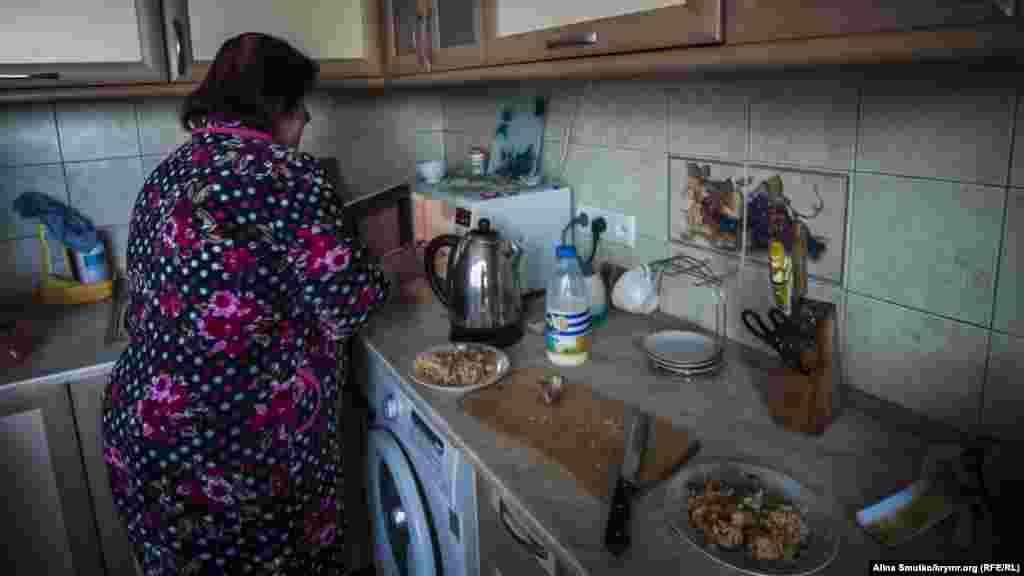 Азри готує обід у себе на кухні