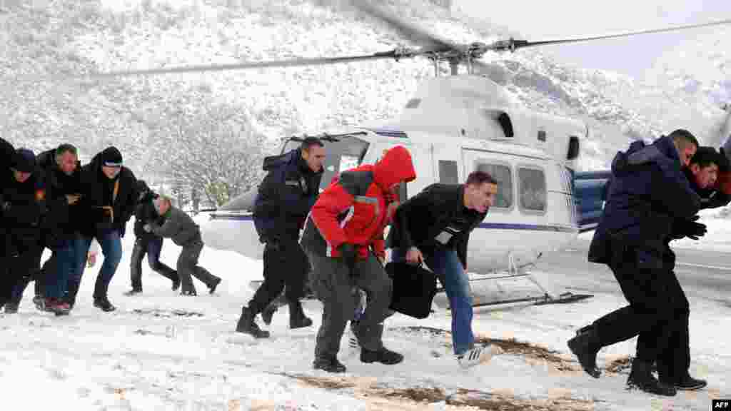 Crna Gora - Zbog velike količine snježnih padavina u blizini Kolašina evakuirani putnici zaglavljenog voza, 13. februar 2012. 