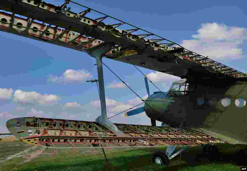 Ceadir-Lunga regionunda çoxdan istifadə edilməyən hava limanında köhnə təyyarə. 7 aprel 2014