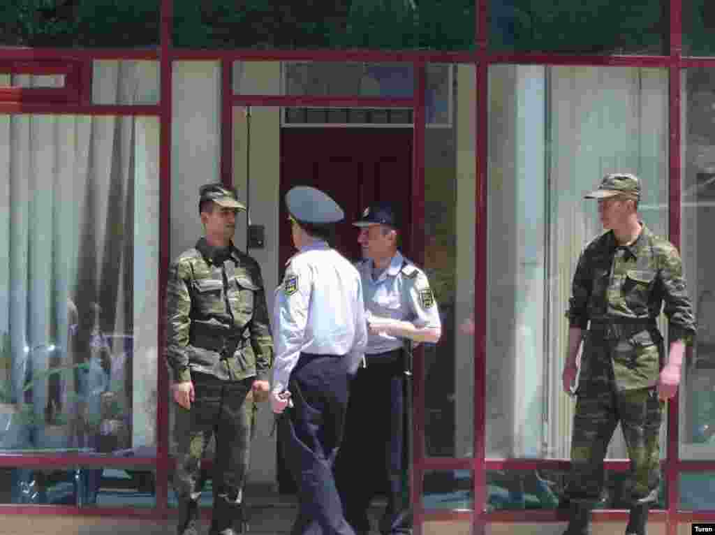 Redaksiyaya heç kim buraxılmır