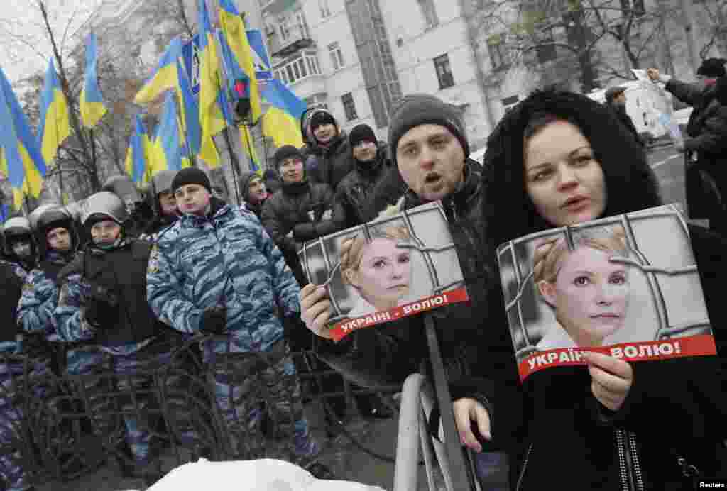 Прихильники опозиції провели мітинг на підтримку Юлії Тимошенко біля будівлі президентської адміністрації в Києві, 21 січня 2013 року