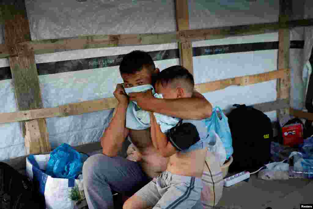 Migrantët gjejnë mënyra të ndryshme për t'u mbrojtur nga gazi lotsjellës. 