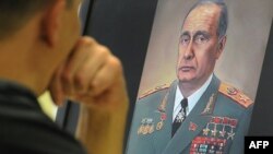 Владимир Путин, изображенный в образе Леонида Брежнева. Москва, 5 октября 2011 года.